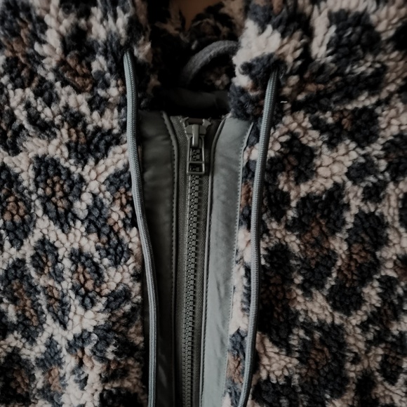 URBAN OUTFITTERS UO Patterned Fleece Hooded Jacket - NWT (L) - Picture 7 of 16